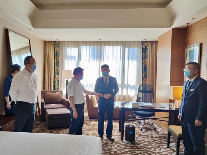 集团党委委员、董事郑贵林检查指导酒店疫情防控和防汛工作