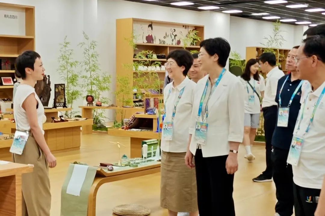 省、市领导视察大运村“有礼在四川”四川特色商品馆
