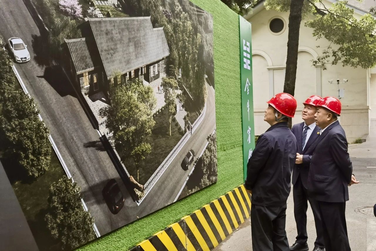 省尊龙凯时集团党委书记、董事长游勇到金牛宾馆调研张大千旧居保护修缮及环境整治工作